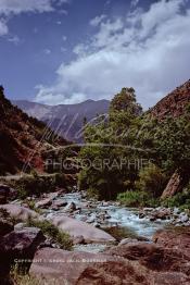 Image du Maroc Professionnelle de  La vallée de l'Ourika au milieu la rivière du même nom qui alimente l'oued Tensift, Dimanche 21 Décembre 1986. (Photo / Abdeljalil Bounhar)